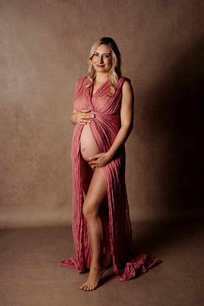 Emotionale Szene mit Babybauch
