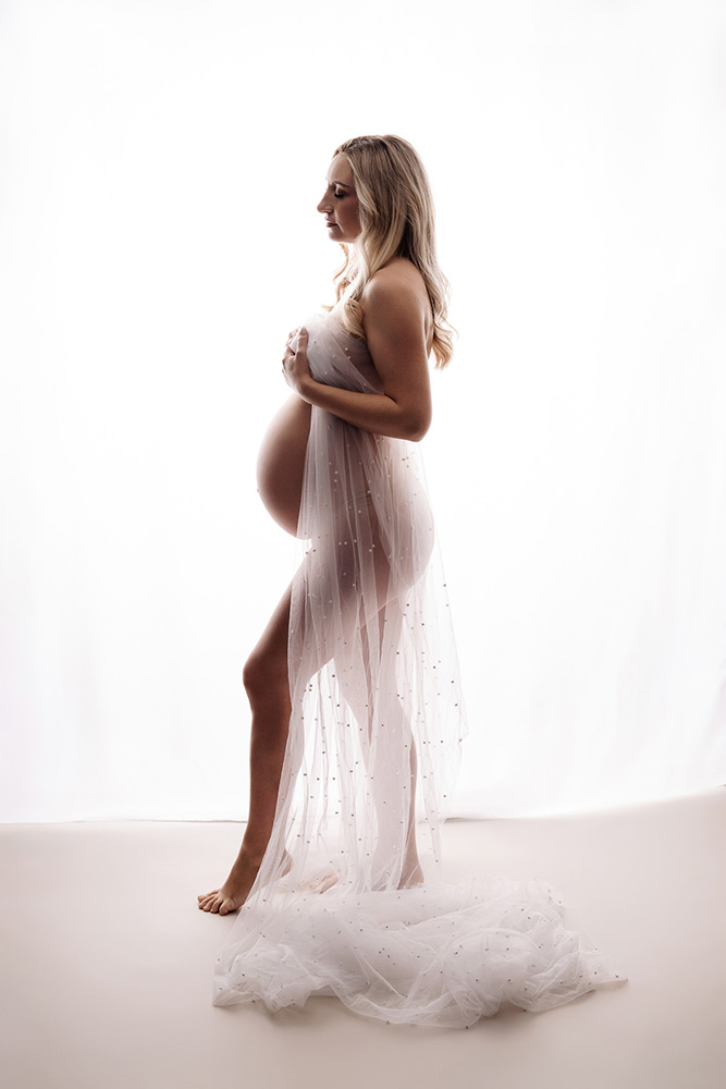 Gegenlichtaufnahme im Fotostudio von einer Schwangeren Frau