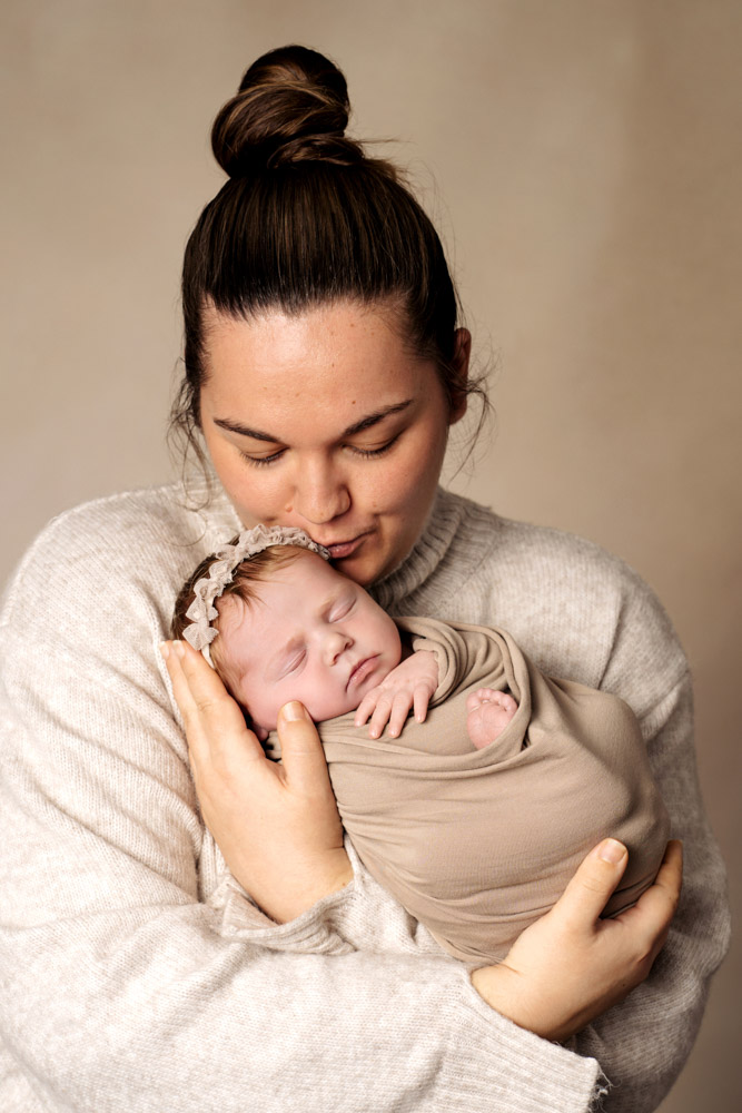 Emotionale Babyfotos in Gütersloh – inniger Moment mit Mama