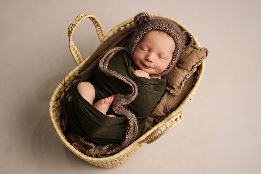 Sanftes Licht auf schlafendem Baby – Newbornfotografin Herford