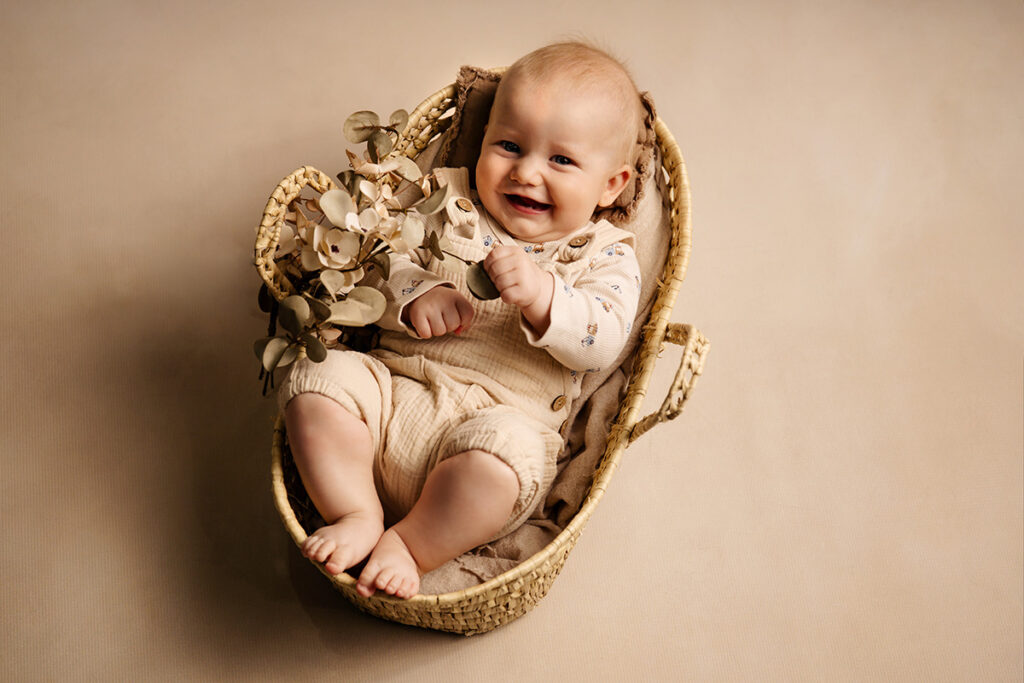 Studio Babyshooting Herford – Lächelndes Baby im kuscheligen Setting